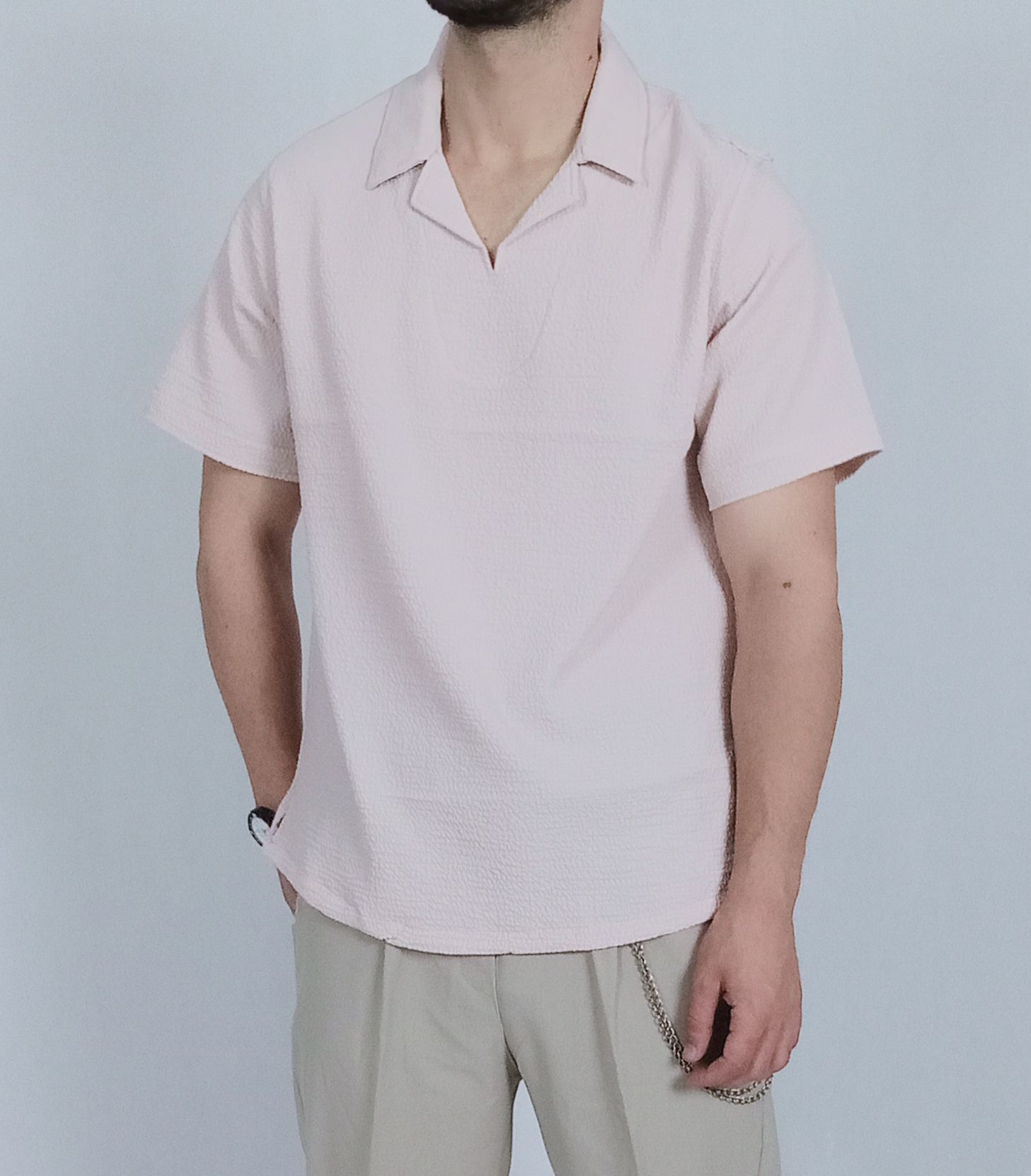 Short sleeve t-shirt with cream collar and boxy design