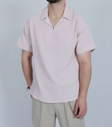 Short sleeve t-shirt with cream collar and boxy design