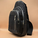 بادی بگ چرم مشکی با طرح پوست ماری، دارای چندین جیب زیپدار نقرهای و بند قابل تنظیم