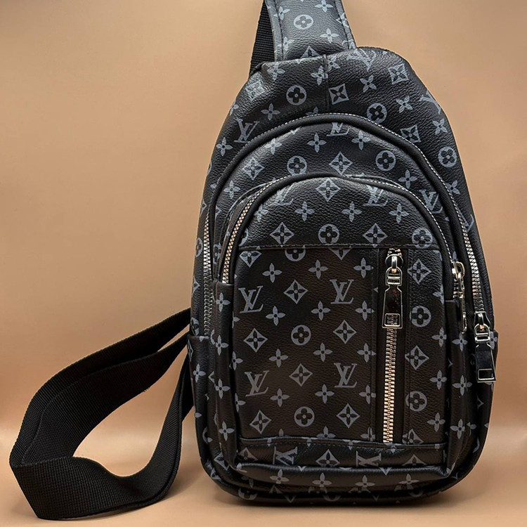 بادی بگ مشکی با طرح لوگوی LV (لویی ویتون)، دارای زیپهای نقرهای فلزی و دو جیب در جلو.