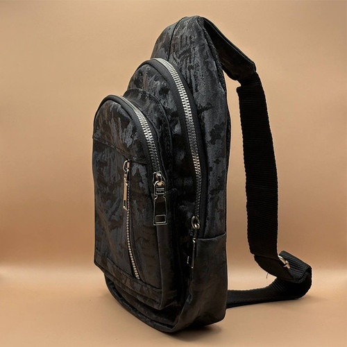 بادی بگ مشکی چرم طرح ساده با بند دوشی و زیپ های فلزی نقره ای