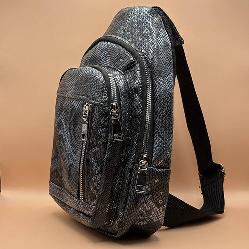 بادی بگ چرم نقره ای مدل پوستی دارای زیپ های فلزی